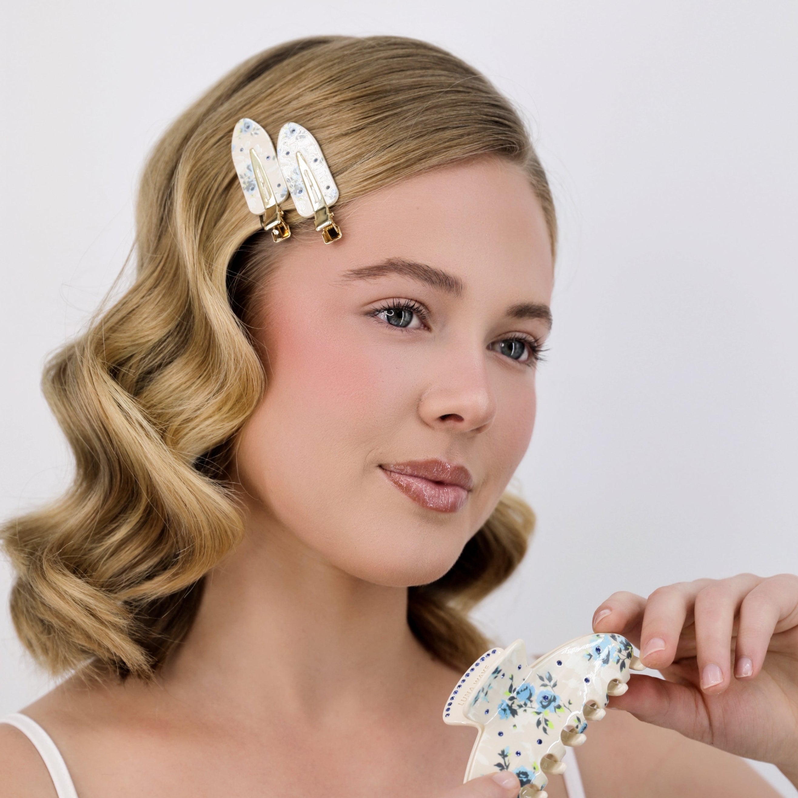 Luna Wave day garden blue hair clips model studio