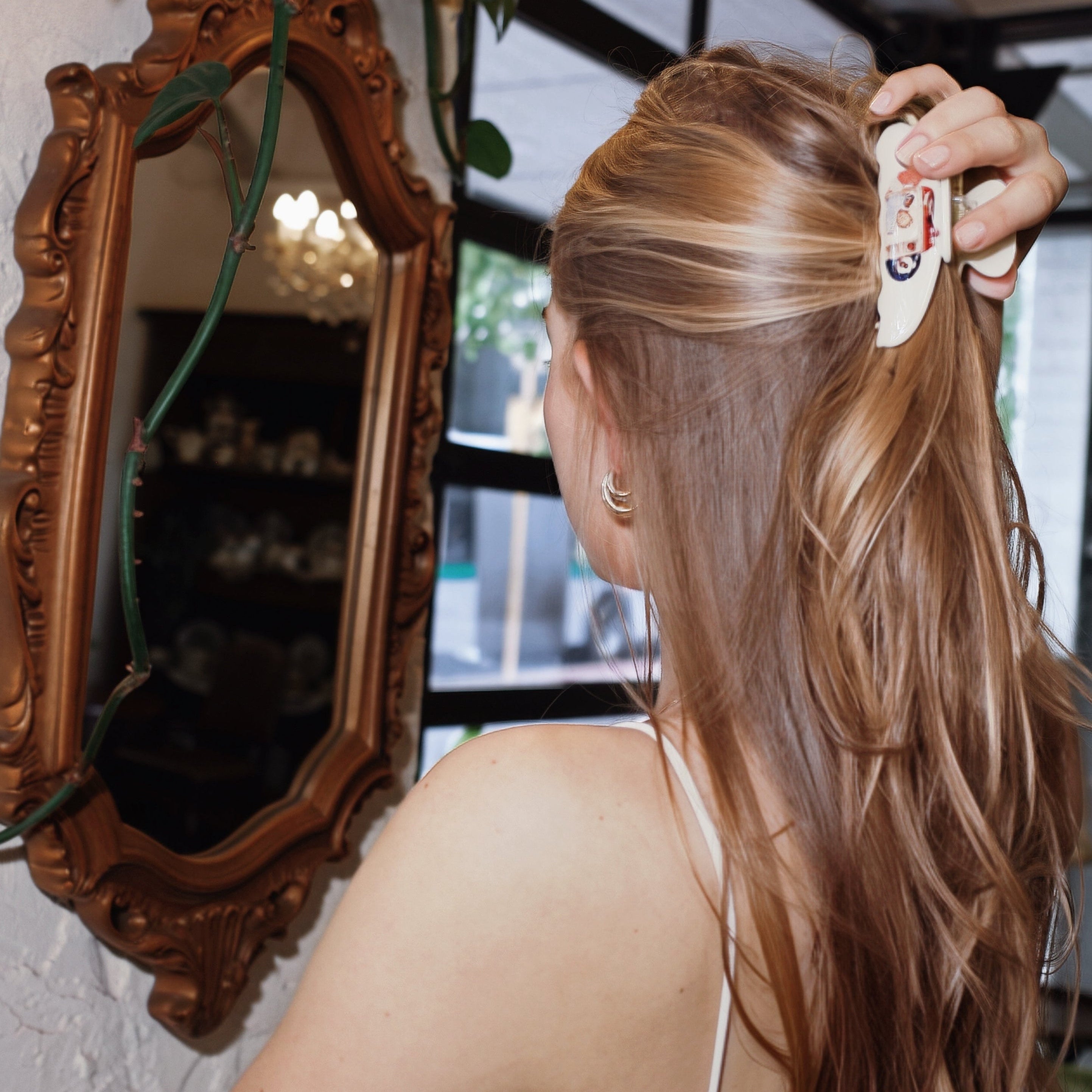 lunawave model styling her hair with a claw.