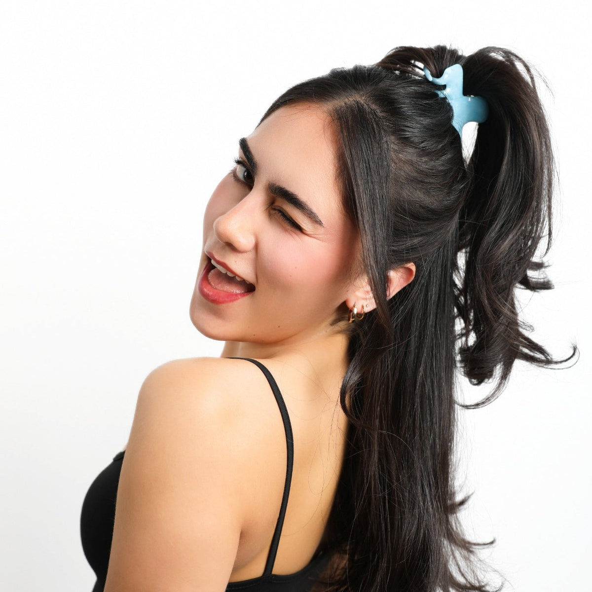 Model looking over her shoulder while wearing Luna Wave Jelly Claw in Cloud in a high ponytail.