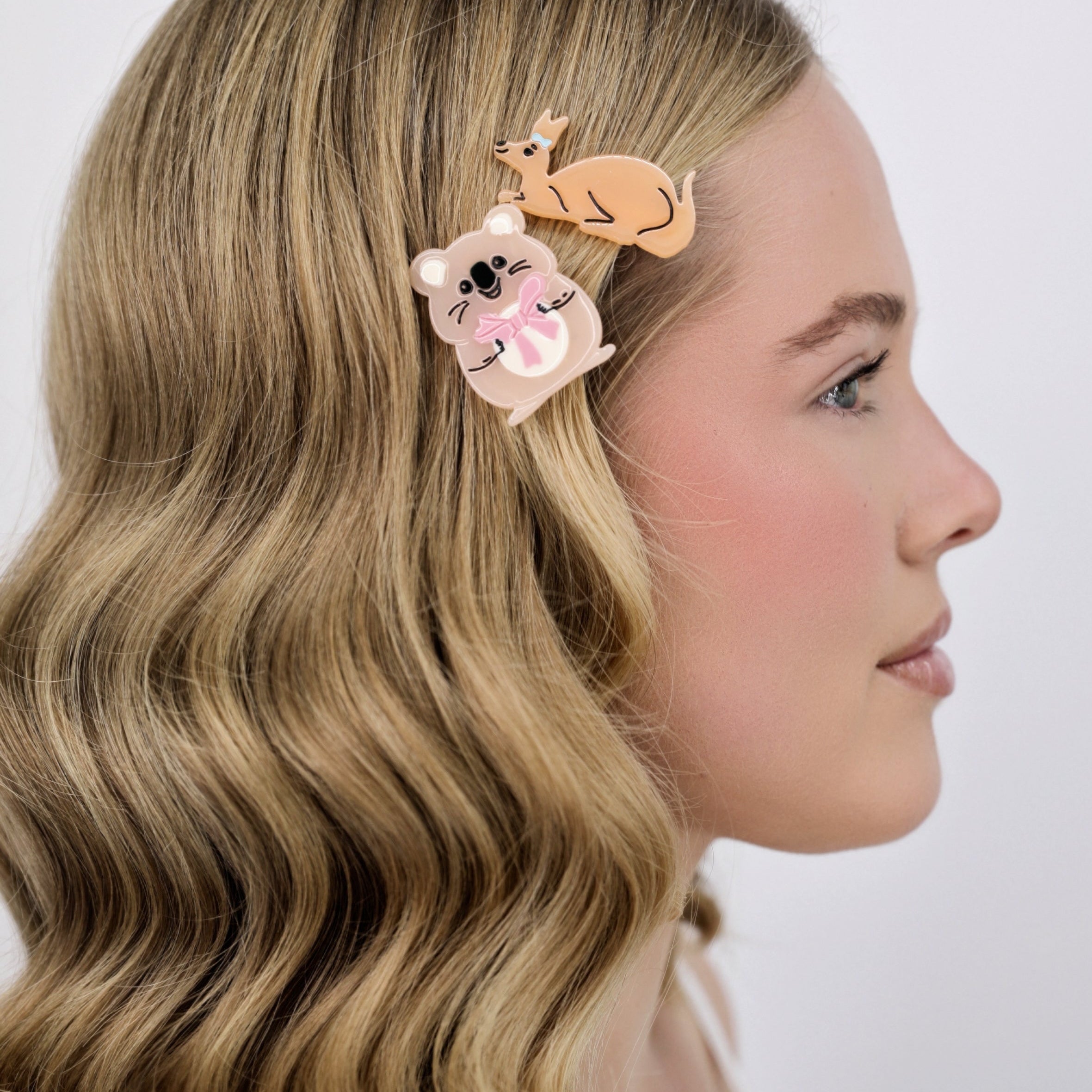 Woman with wavy hair wearing a Luna Wave kangaroo hair clip against a plain background
