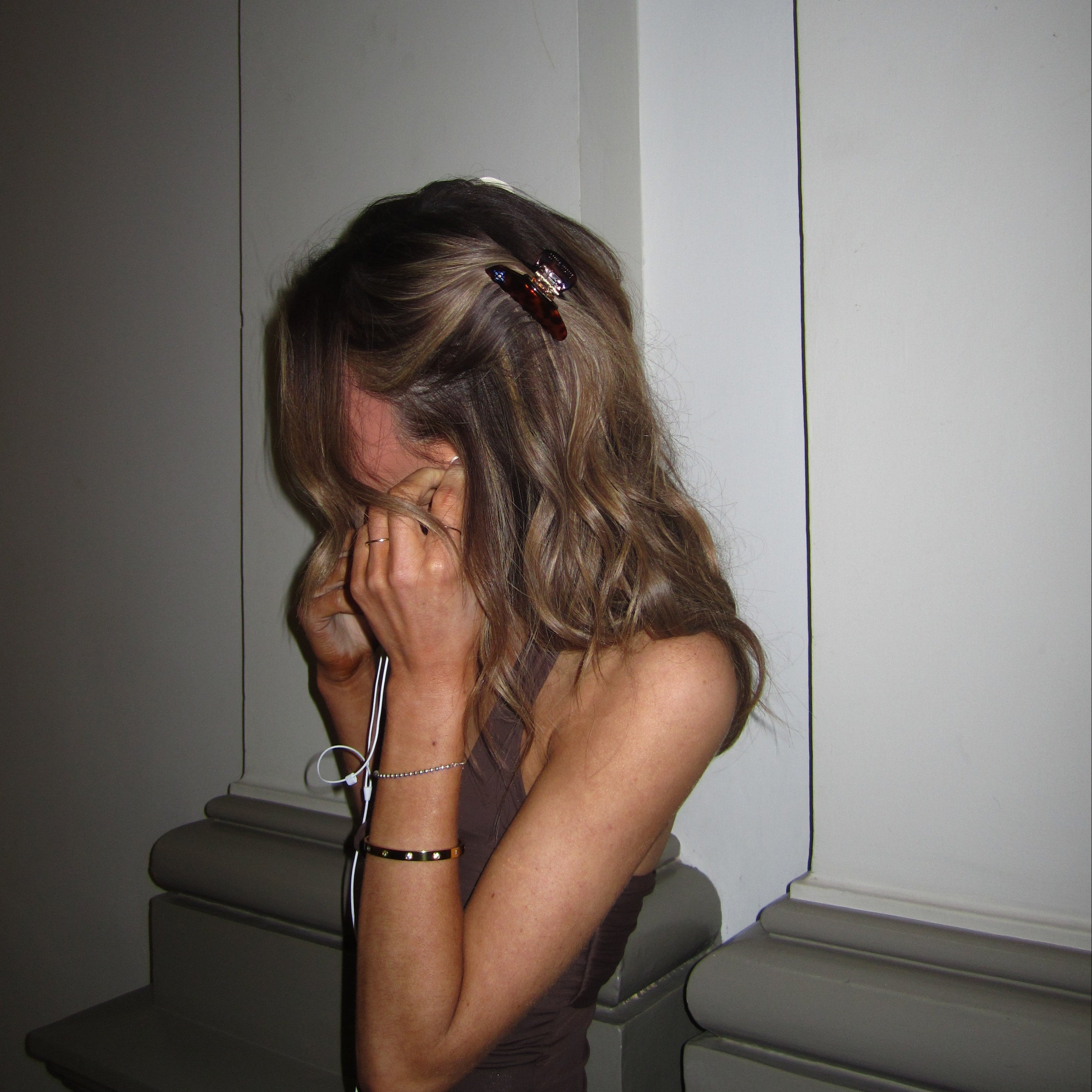 Person with a Luna Wave amber starlet hair clip on a white surface