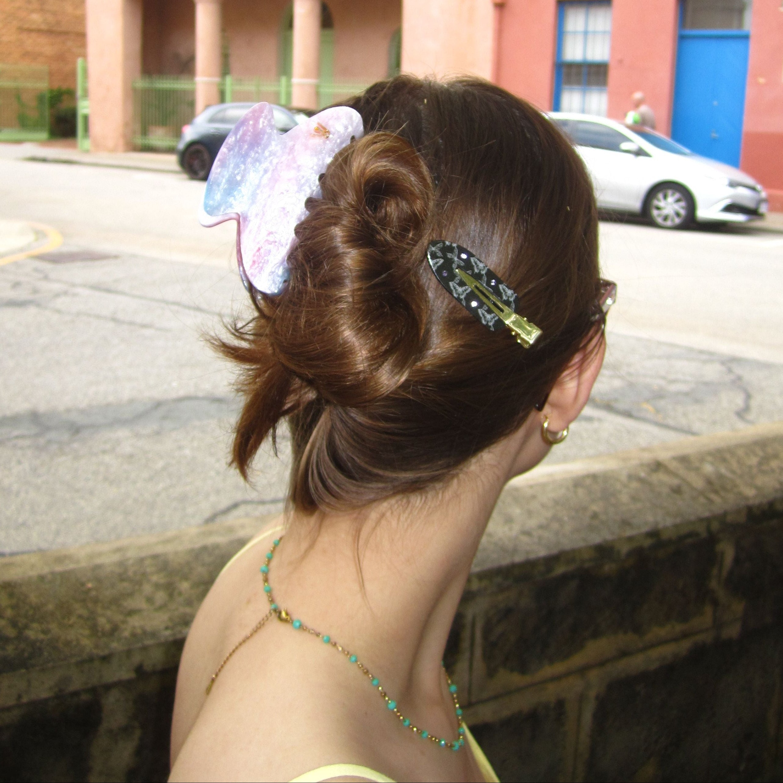 Person with a Luna Wave classic galaxy claw an outdoor setting