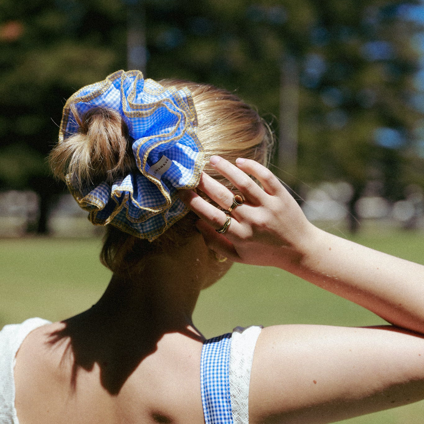Model with a luna wave darling-duo blue a gingham scrunchie in a park