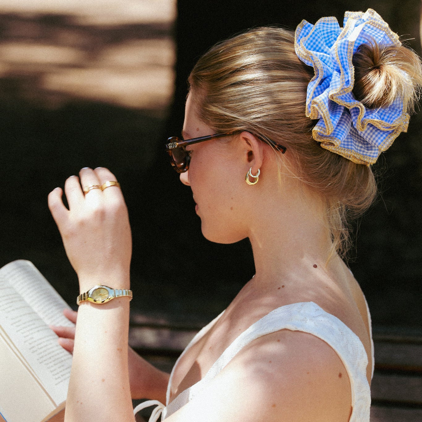 model with a luna wave darling-duo blue scrunchie 