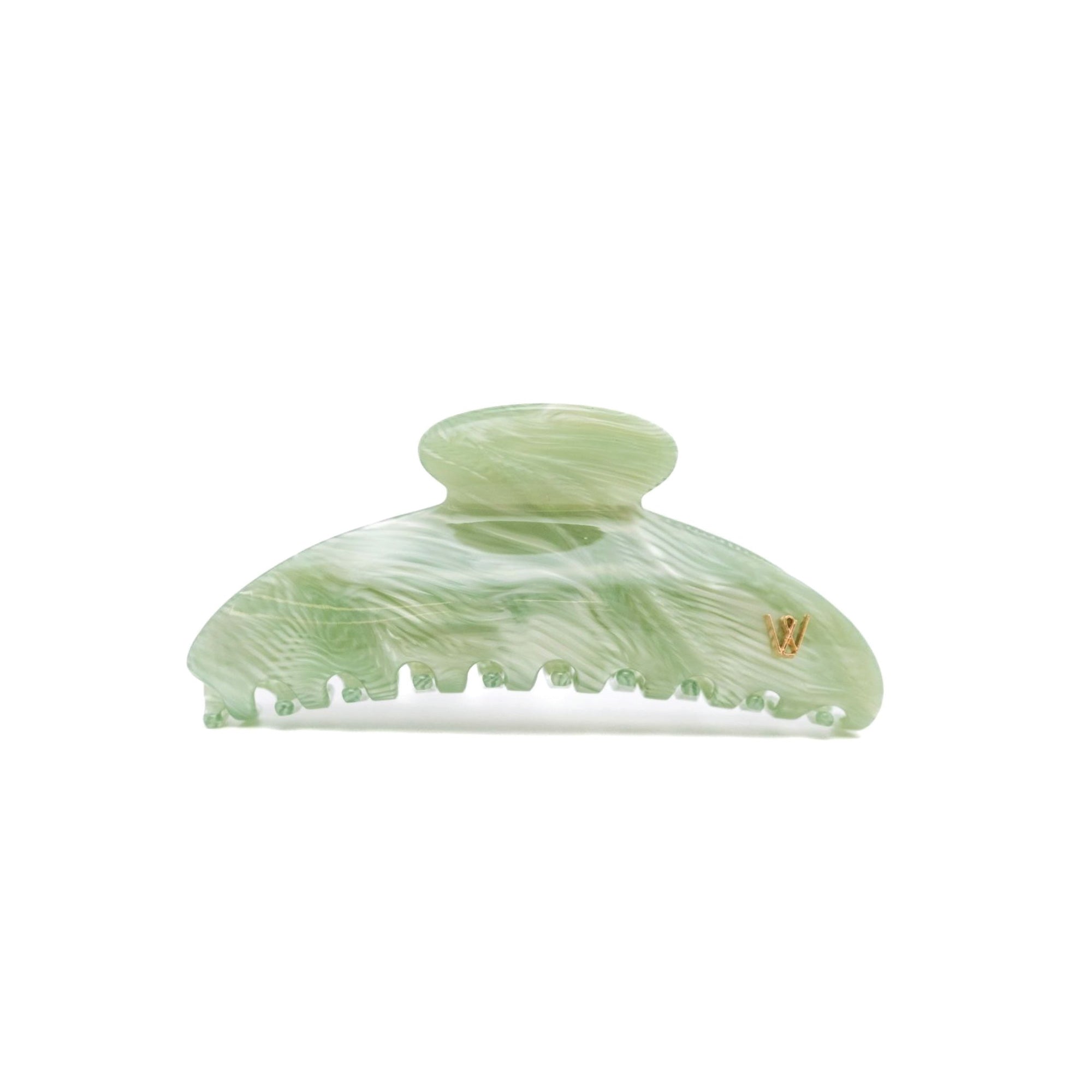 Marbled jade-green oversized claw with a smooth, sculptural finish and strong hold.