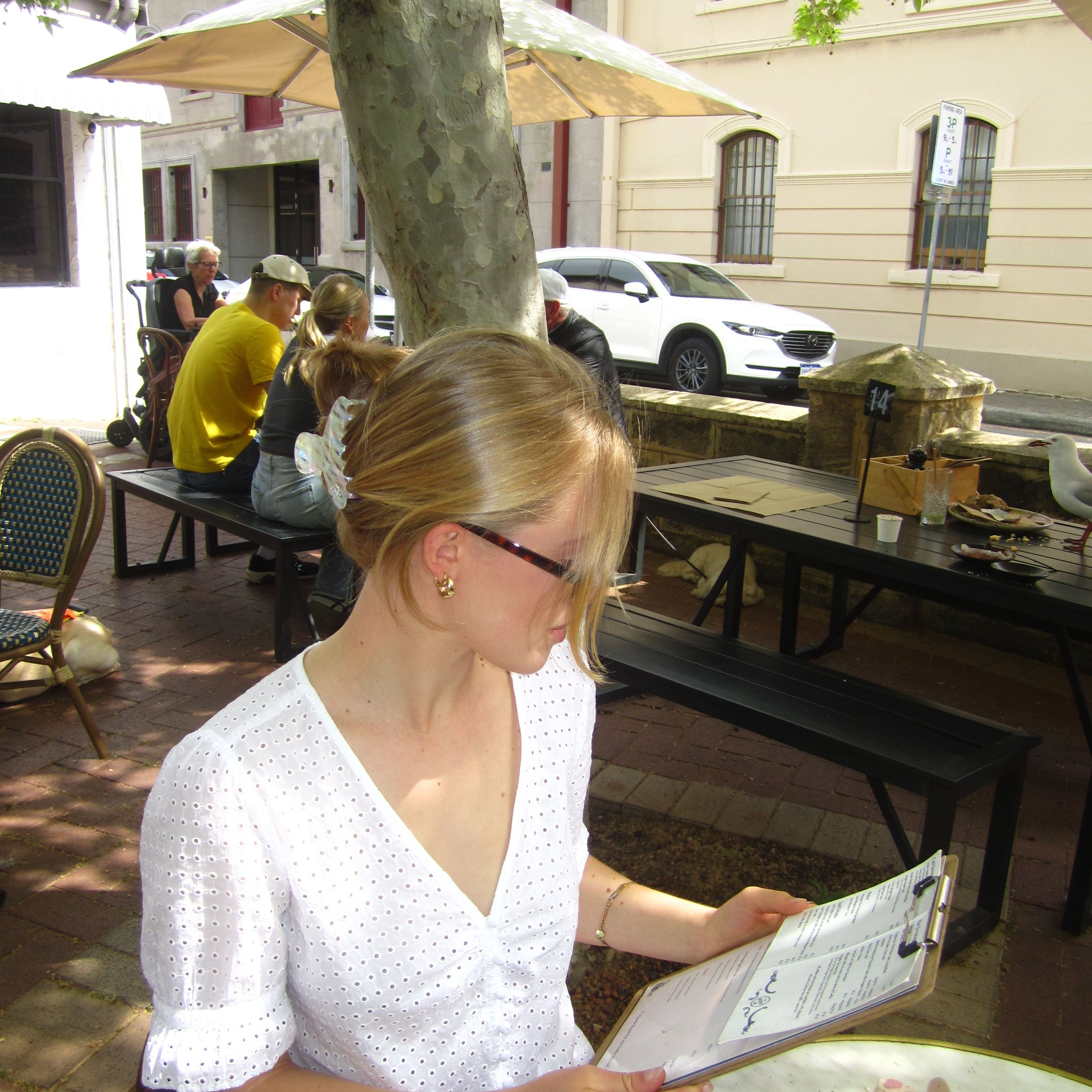 luna wave white initial claw clip k