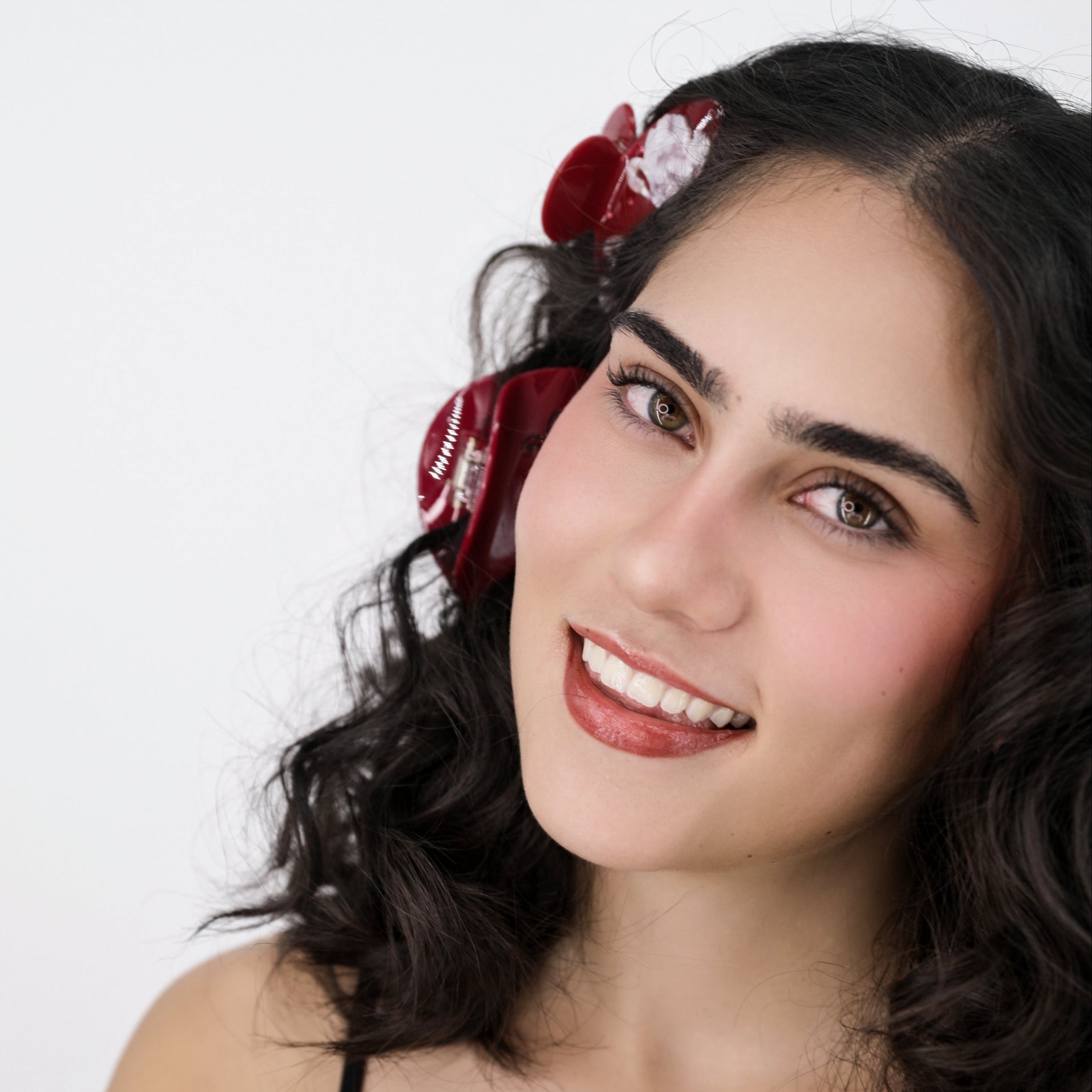Woman with Luna Wave red odette curve hair claw clip in her hair against a white background