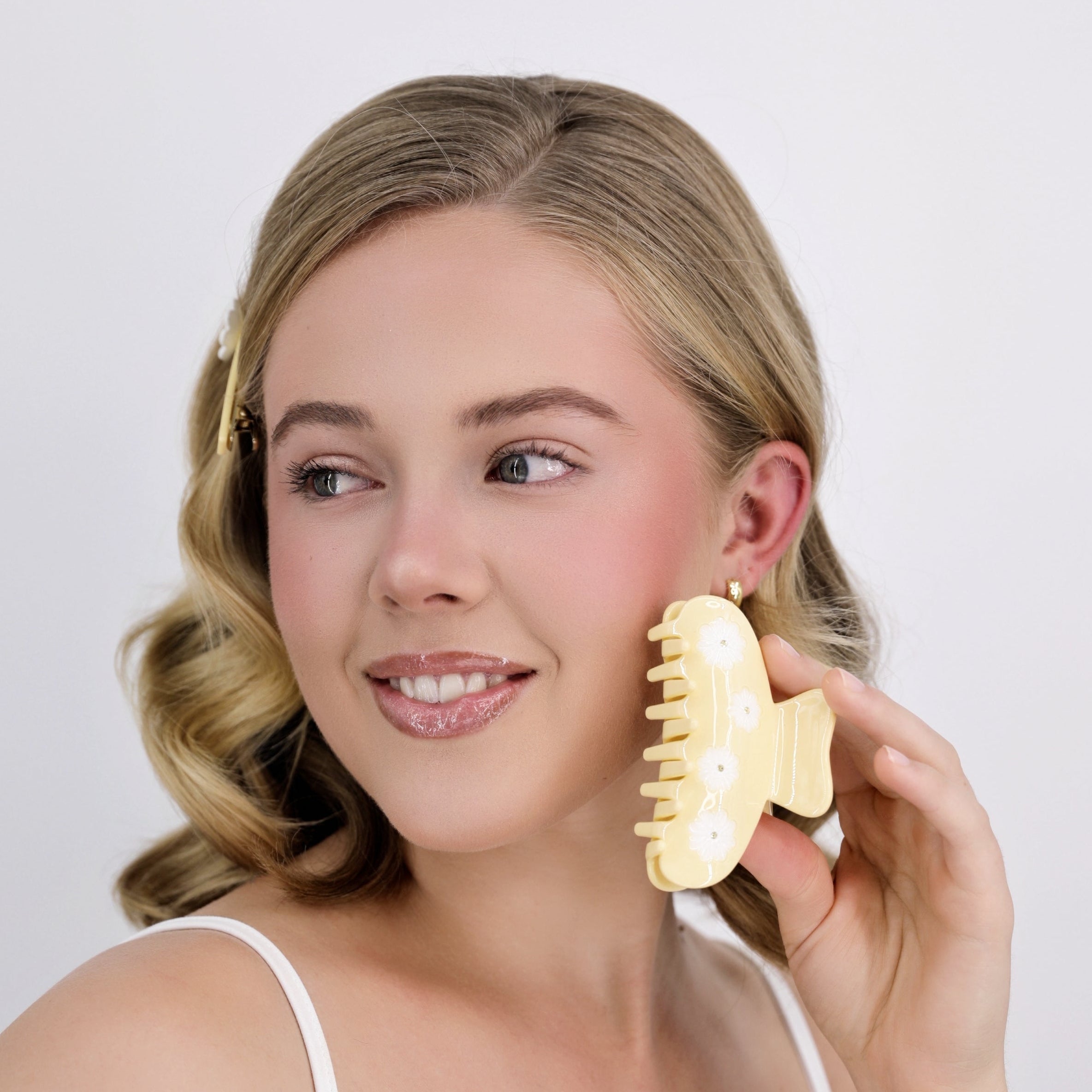 Luna Wave yellow daisy hair claw clip model